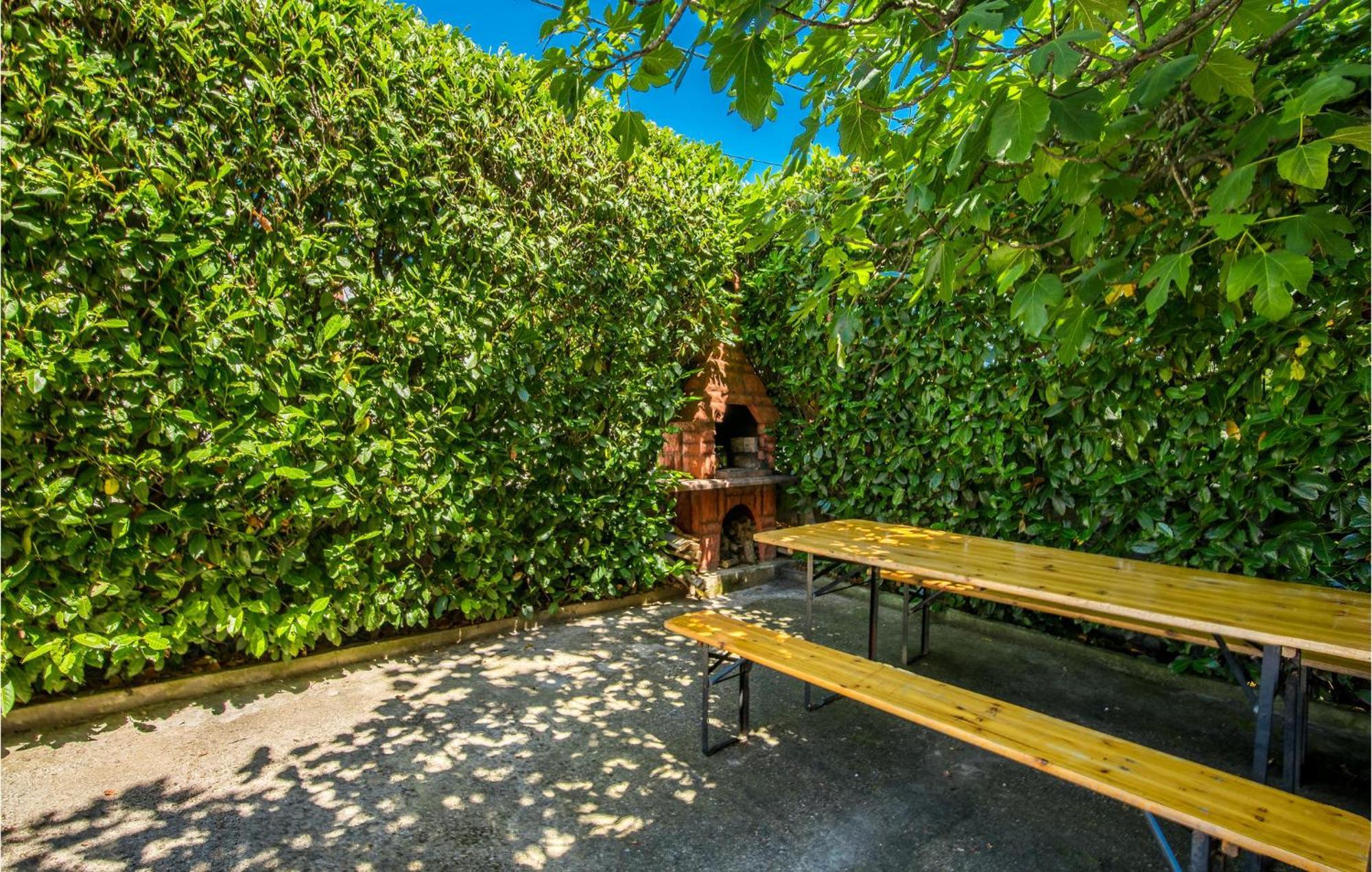 Beautiful Apartment In Pinezici With Wifi Kültér fotó